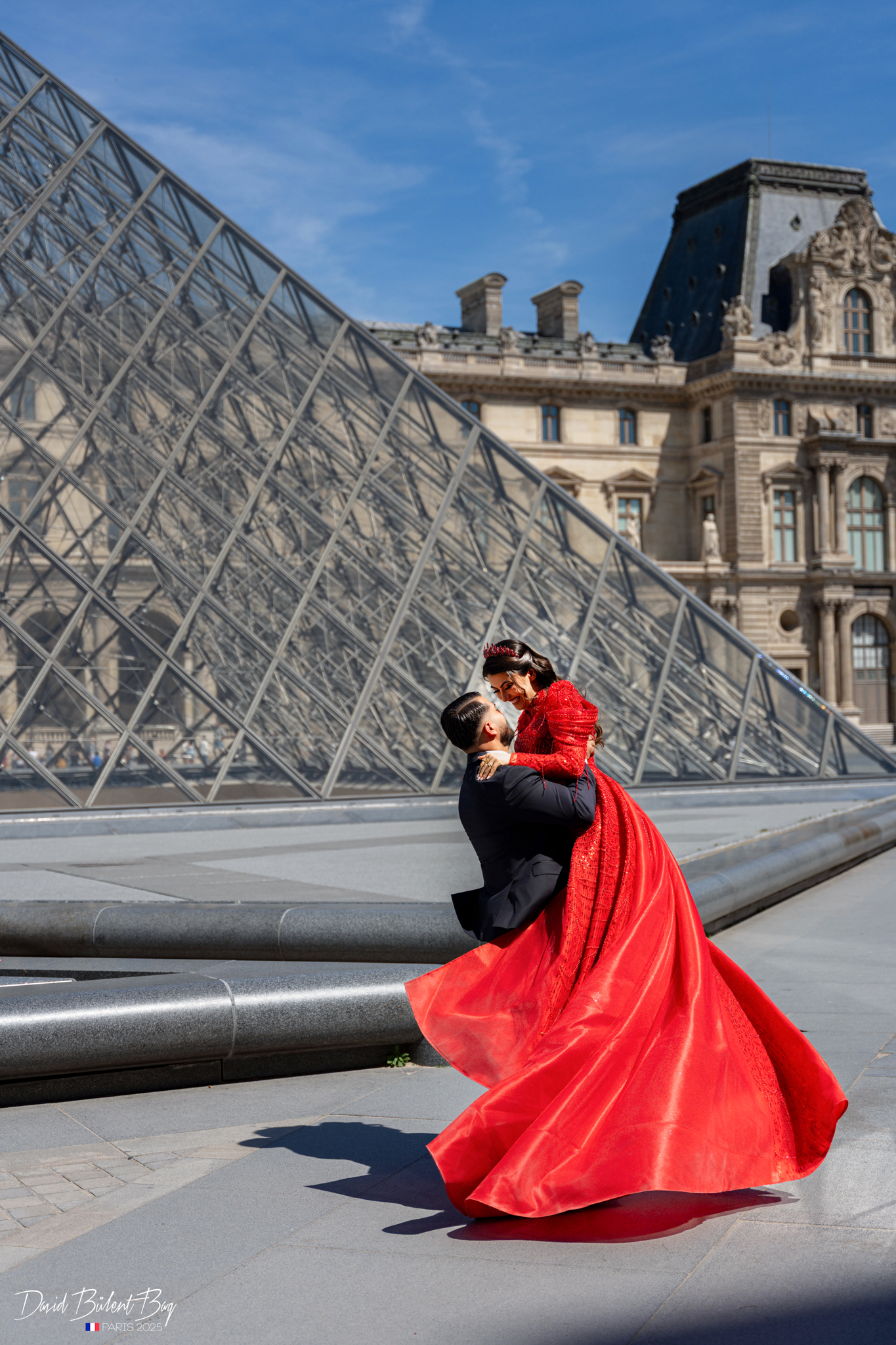 Shooting mariage Pyramide du Louvre Paris